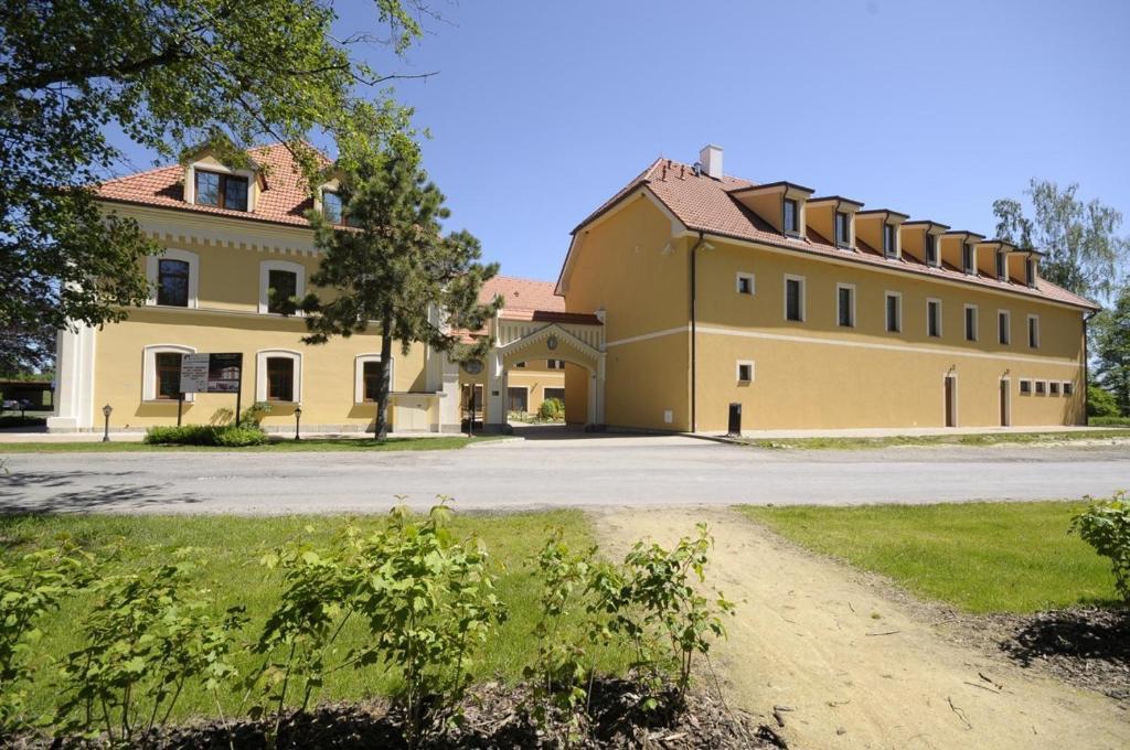 Hotel Kazduv Dvur Skalná Exterior foto